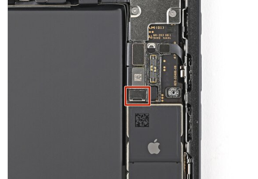Place the middle connector cover