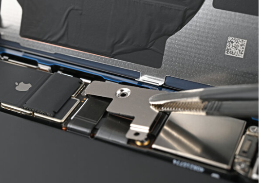 | Place the lower connector cover