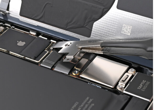  Remove the battery bracket